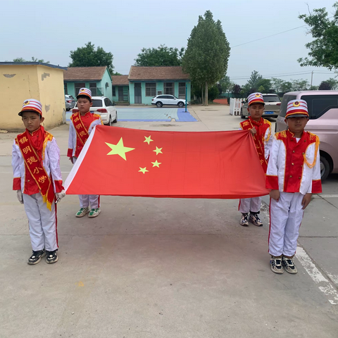 【全环境立德树人】“心怀感恩 为爱前行”——糜镇明德小学升旗仪式