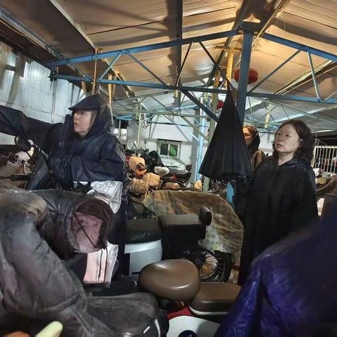 “闻‘汛’而动 彻夜守护” ——碧水园社区全力应对红色暴雨预警开展夜间防汛巡查