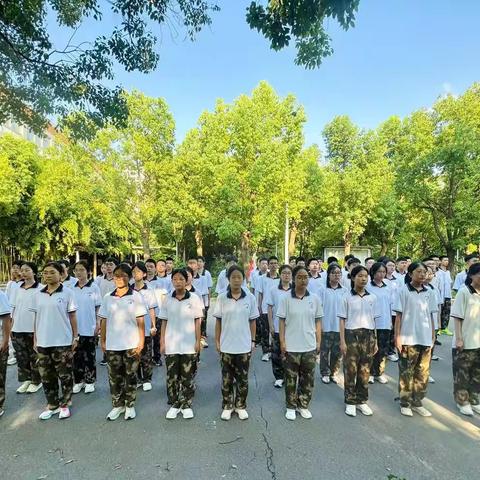 《当青春遇见迷彩》 ——高一（14）班军训小记1