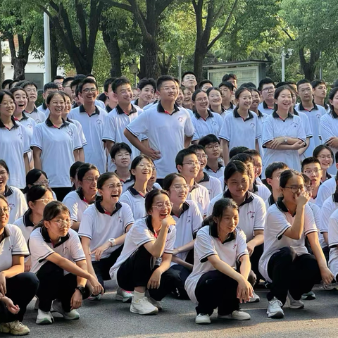 《青春飞扬 热血成长》 ——高一（14）班军训小记2