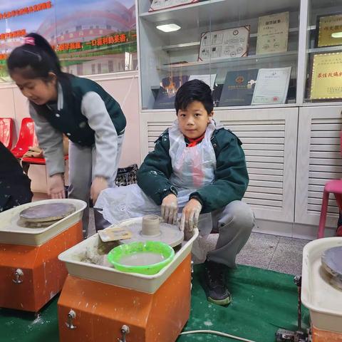 这节陶艺拉坯课又是一个提高点，主要是怎么把作品变成上下一致的薄厚，又能变高的状态！孩子们都特别认真，做的都很用心，瞧，泥在手中的变化，那是瞬间就成型了