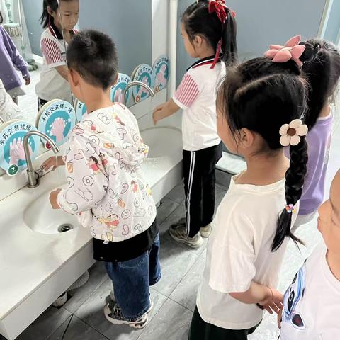 芮城县寿圣幼儿园中五班六月份生活体验—美味的香蕉派