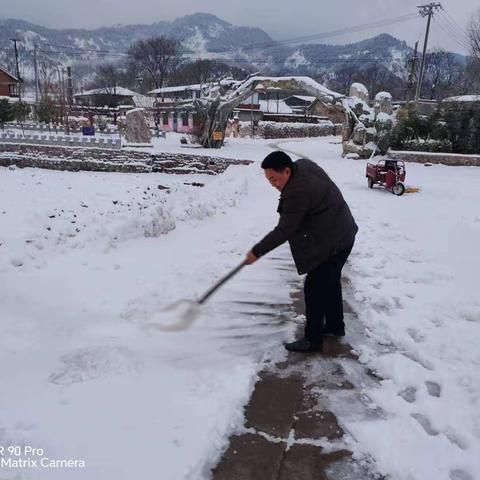 大雪过后，道路及街道积雪给村民出行带来极大不便，急群众之急，魏沟村两委在支书李维国带领下，组织党员、群众成立应急小组，对村内街道，出村道路进行清理。