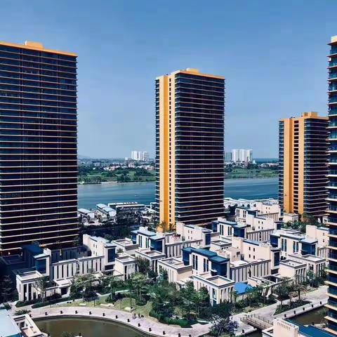 双月湾•朵拉の梦境花园｜露天玻璃泳池8房14床复式洋房