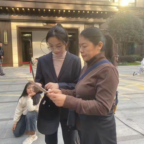 【建行安徽】建行六安滨河支行开展“拒做职业背债人，争做理性投资人”消保宣传活动