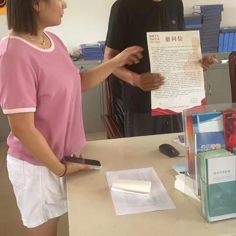 【“双争”有我｜新时代邻里节】十农场工作人员为退役军人发放八一慰问信