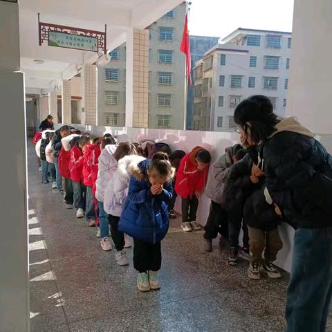 “消防演练，防患未‘燃’”———卢阳镇三育小学消防演练活动