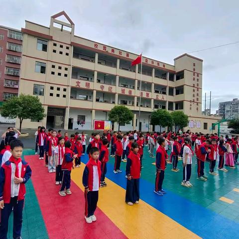 牢记党的教导，争做强国少年——三育小学2025年“六·一”入队仪式暨表彰大会