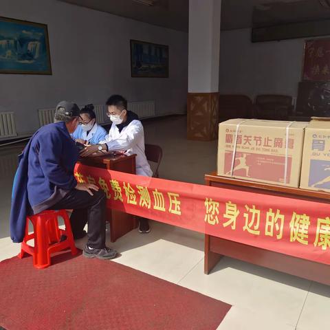 仁爱百姓大药房情暖环卫工  关爱护健康