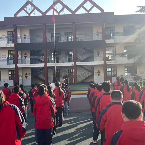 升旗仪式话安全，消防培训筑防线——子弟学校利用升旗仪式进行安全培训