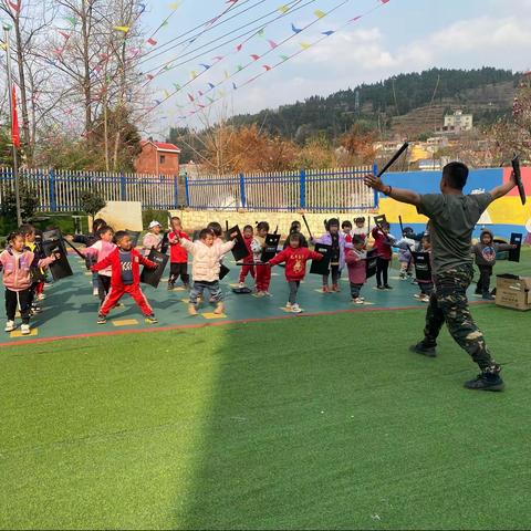 明童幼儿园之娃娃兵体能训练