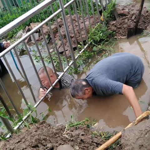 太尉镇：撑伞护航 全力应对强降雨天气