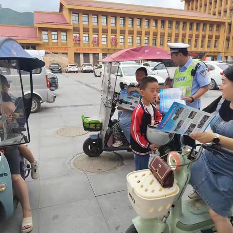 太白公安交警走进青少年活动中心宣传“一盔一带”安全月活动。