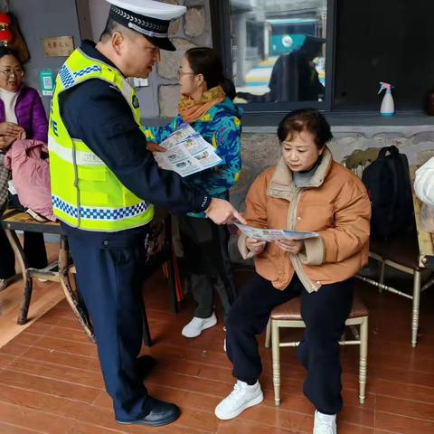 安全“警”相随 太白公安交警走进乡村农家乐开展交通安全宣传活动