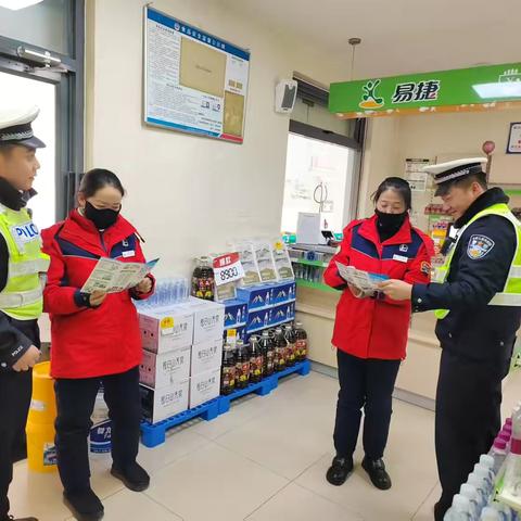 太白公安交警走进加油站，为安全持续“加油”