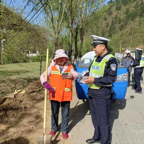 太白公安交警走进工地为交通安全出行“加餐” 及时增添交通安全知识“营养包”