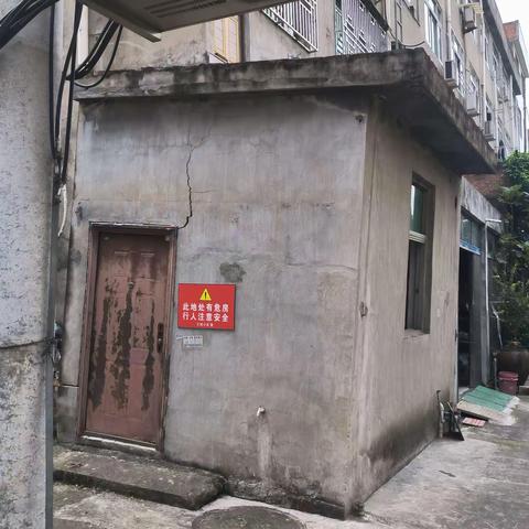 潘岱街道：拆除房前屋后违章搭建，营造干净整洁人居环境