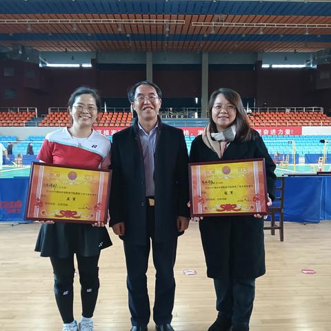 12月12日湖南外贸职业学院第三届教职工羽毛球赛胜利闭幕