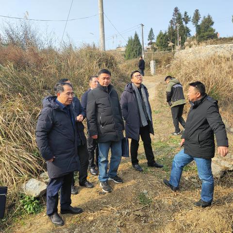 12月21日湖南外贸职业学院党委书记唐瑾带队赴凤凰县天龙峡村走访慰问