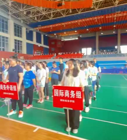 11月12日湖南外贸职业学院第四届教职工羽毛球赛开幕