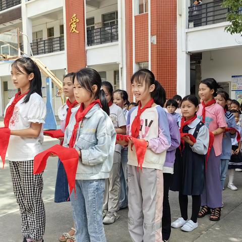 陈埭晋新小学举行“中国少年先锋队建队日暨分批入队”活动