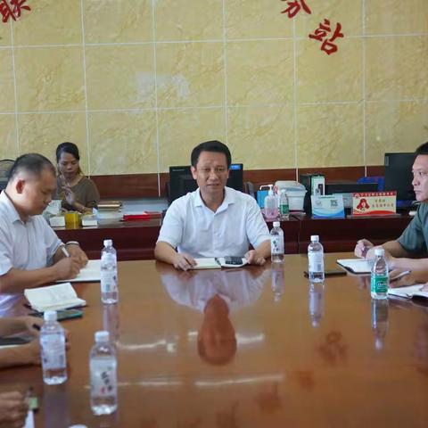 李世明副主任组织有关部门到海尾镇五联农贸市场开展秩序问题排查工作