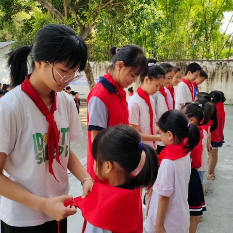 红领巾飞扬    入队我自强——容县杨梅镇六美小学入队活动