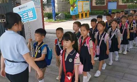 “走进小学，感悟成长”——富闽友谊幼儿园大三班走进小学活动