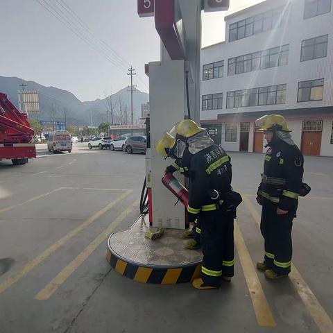 山阳消防站深入辖区加油站开展六熟悉演练