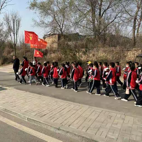 缅怀革命先烈，继承烈士遗志        ——东峰小学清明节祭扫活动