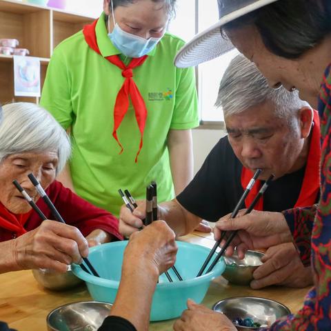 福田街道居家养老服务中心“老小孩”欢度“六一”