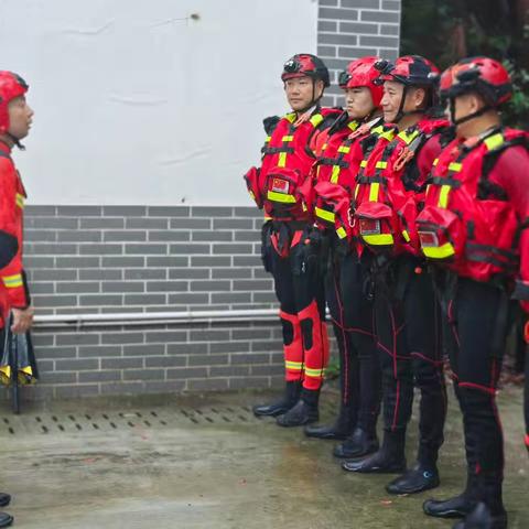 《雨中的担当：龙泉水上应急救援队防汛救灾演练实况》