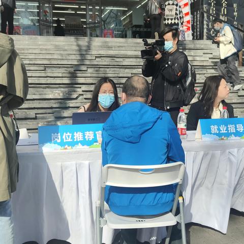 青年路街道联合企业开展人才招聘暨人才政策宣传服务