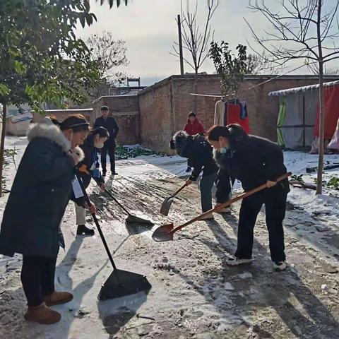 西城社区开展扫雪志愿服务活动