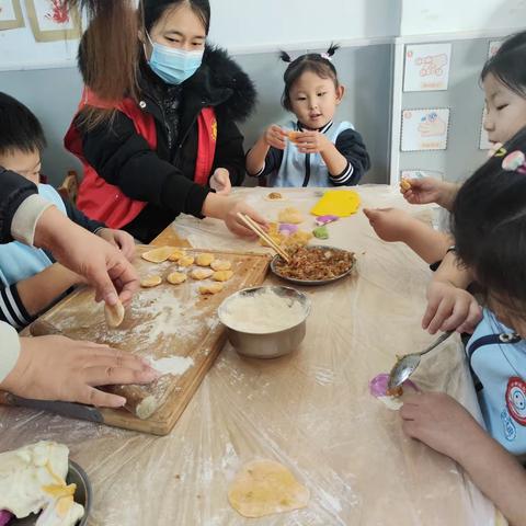 福源社区联合区直幼儿园和幼儿家长、辖区居民开展“快乐包饺子，温暖过冬至”亲子活动