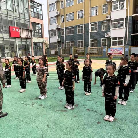 福源社区联合区直幼儿园福源园开展“童心系国庆 小小特种兵”主题活动