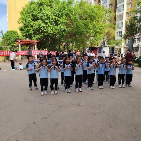 福源社区联合区直幼儿园福源园、添悦口腔医院开展“迎五一”文艺汇演暨口腔义诊活动