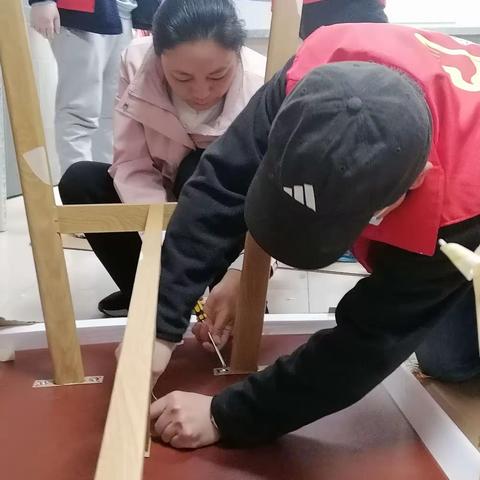 维明街道维明南大街社区开展家具维修进社区活动