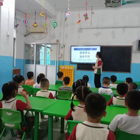 “防范于心，反诈于行”——天线宝宝幼儿园大二班防范电信网络诈骗知识宣传。