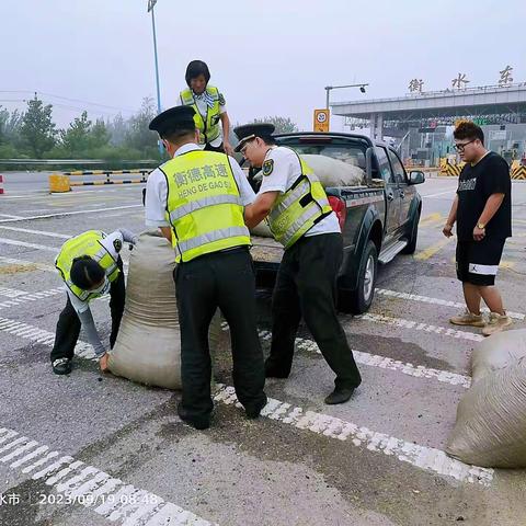 货物洒落，衡水东收费站暖心助司乘