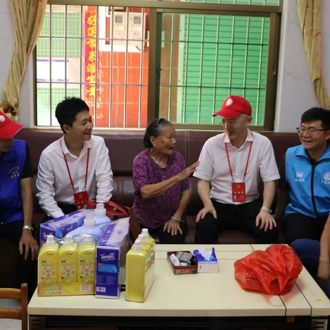 人大代表进站开展“端午送温暖”活动