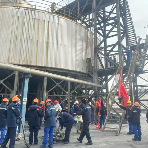 甲醇厂党支部开展“清煤渣展党员风采  节成本显支部担当”支部主题党日活动  ‍ ‍