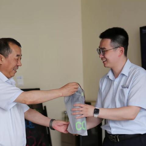 朝阳分行开展“夏送清凉”及“网点员工节”慰问活动