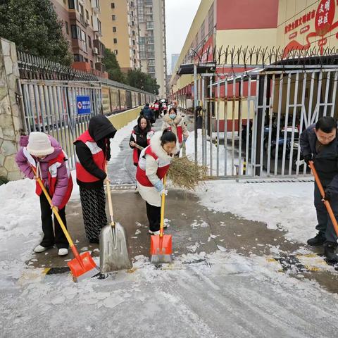 团结就是力量！长城社区上下齐出动，干群合力铲雪除冰