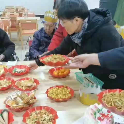 “既见聚星堂上客,寿觞齐举溢梅香。” ——涉县玉荣养老院十二月长者集体生日会