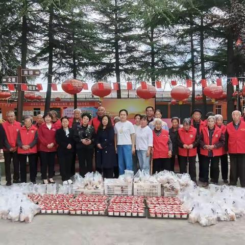 “西点携情登院舍，笑靥柔肠解岁愁。”——麦吉西点代表县工商业联合会慰问我院老人