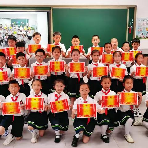 科学让梦想飞翔 ——五常市实验小学二年二班 科学小实验之《立在钞票上的硬币》