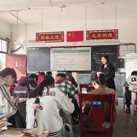 聚焦教研共成长，蓄力前行向未来——英语教研组主题教研活动