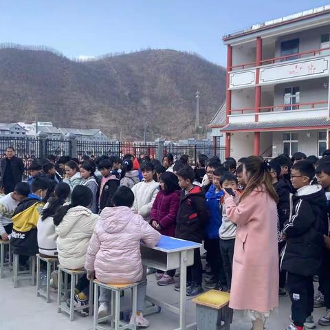 “心向蓝天，放飞梦想”黄庄乡中心小学无人机知识进校园活动