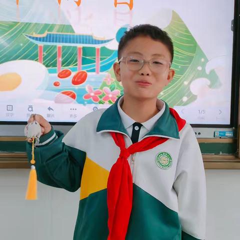端午粽香满校园 巧手缝制香包情